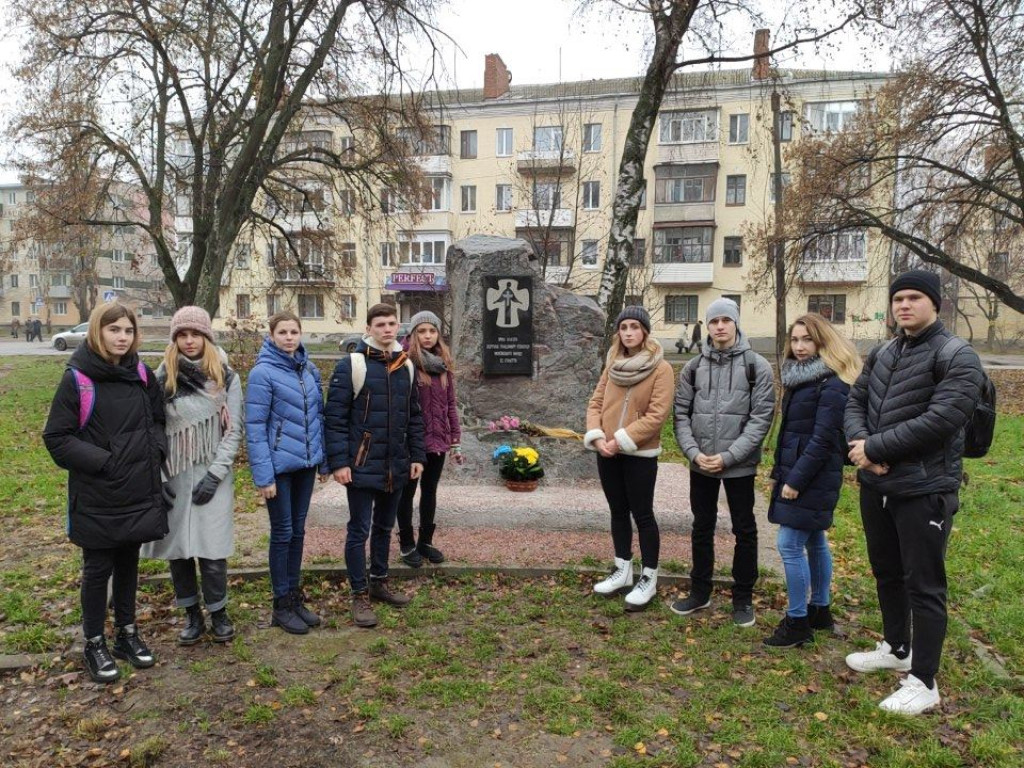 «Горить свіча, і огортається журбою». До Дня пам'яті жертв голодомору