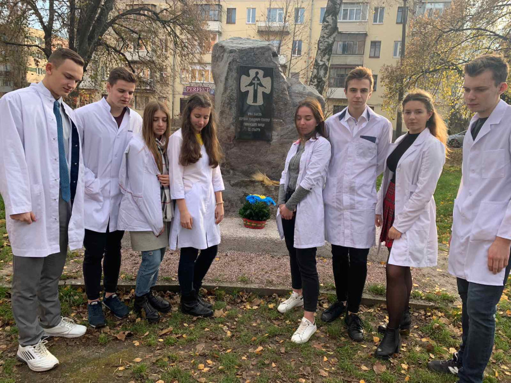 «Горить свіча, і огортається журбою». До Дня пам'яті жертв голодомору