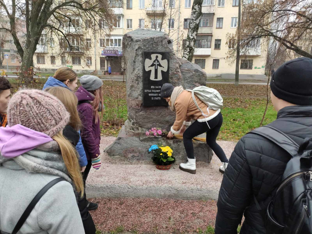 «Горить свіча, і огортається журбою». До Дня пам'яті жертв голодомору