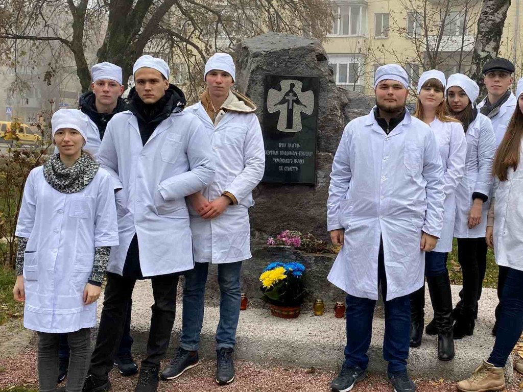 «Горить свіча, і огортається журбою». До Дня пам'яті жертв голодомору