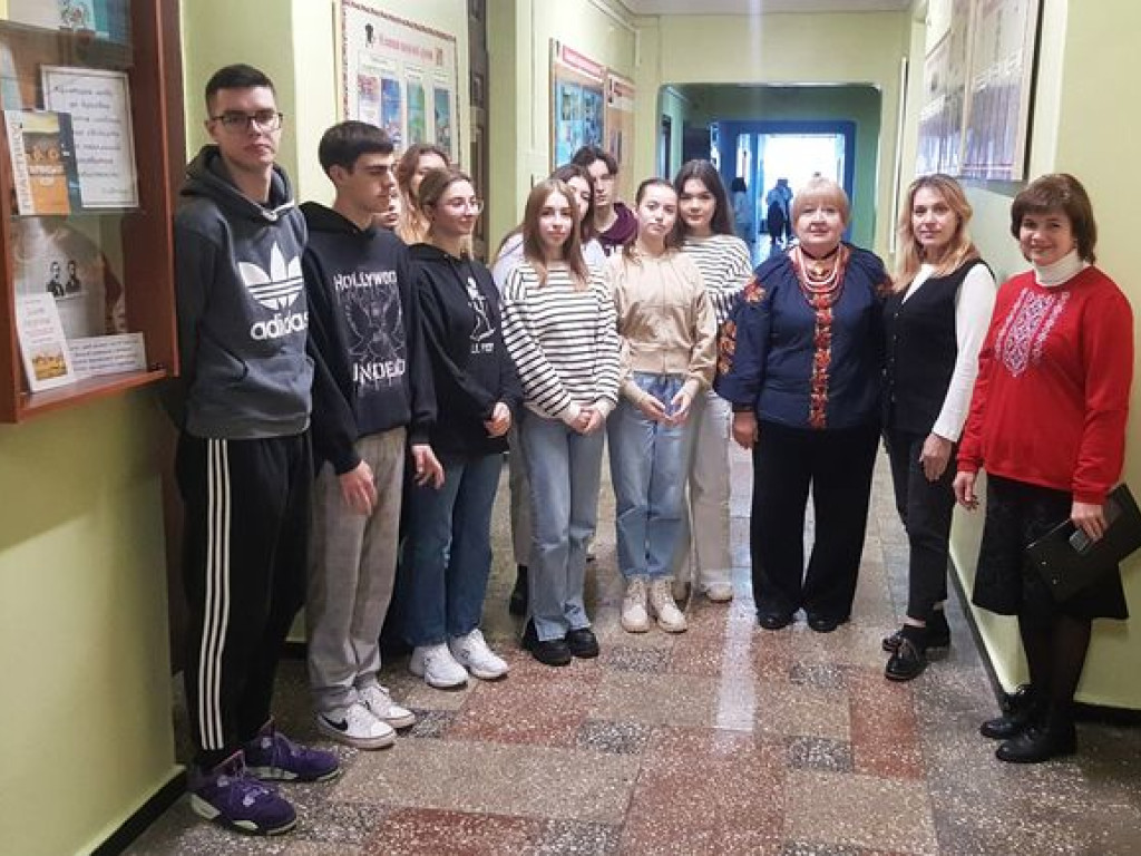 Що треба робити аби українці почали спілкуватися українською мовою?