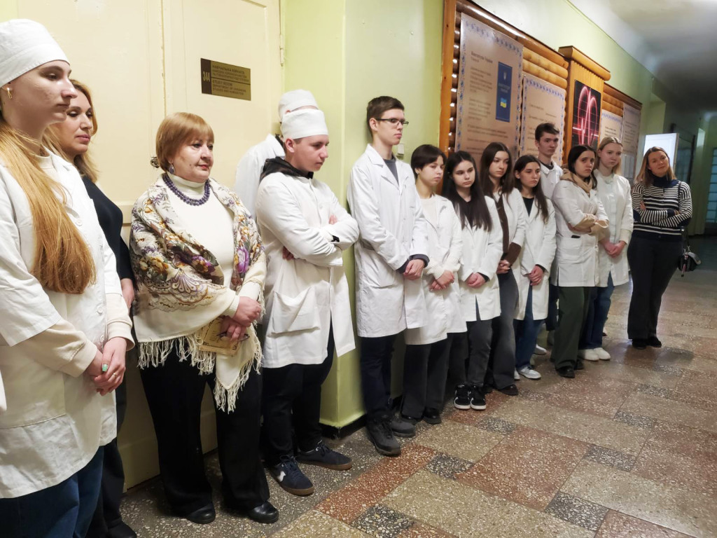 Висока жінка, горда, наче бунт