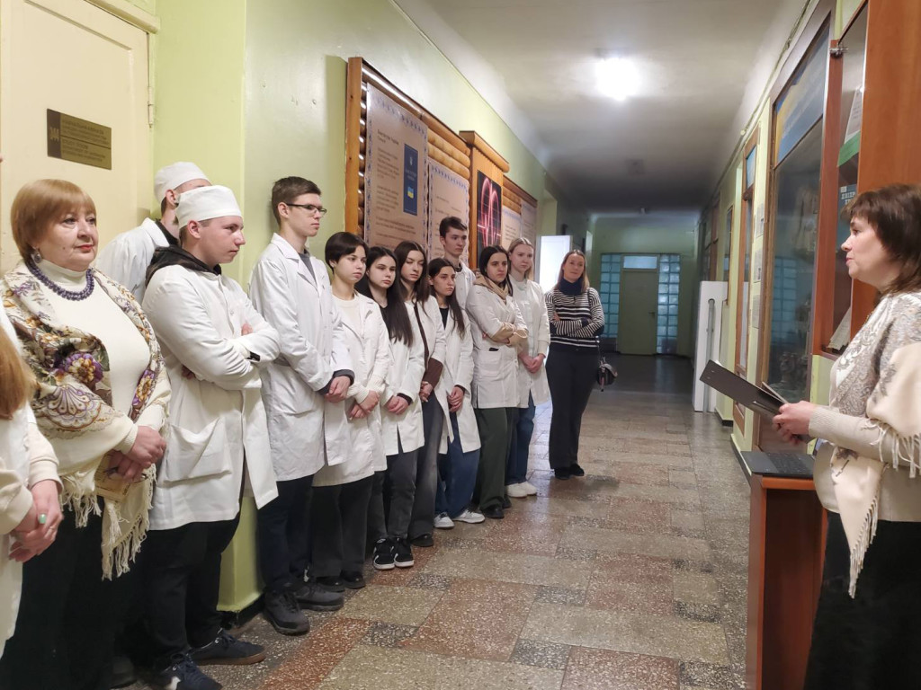 Висока жінка, горда, наче бунт