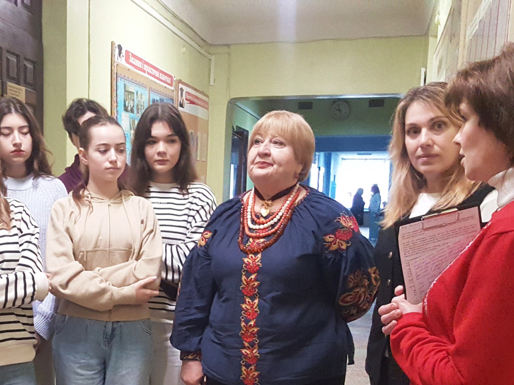 Що треба робити аби українці почали спілкуватися українською мовою?